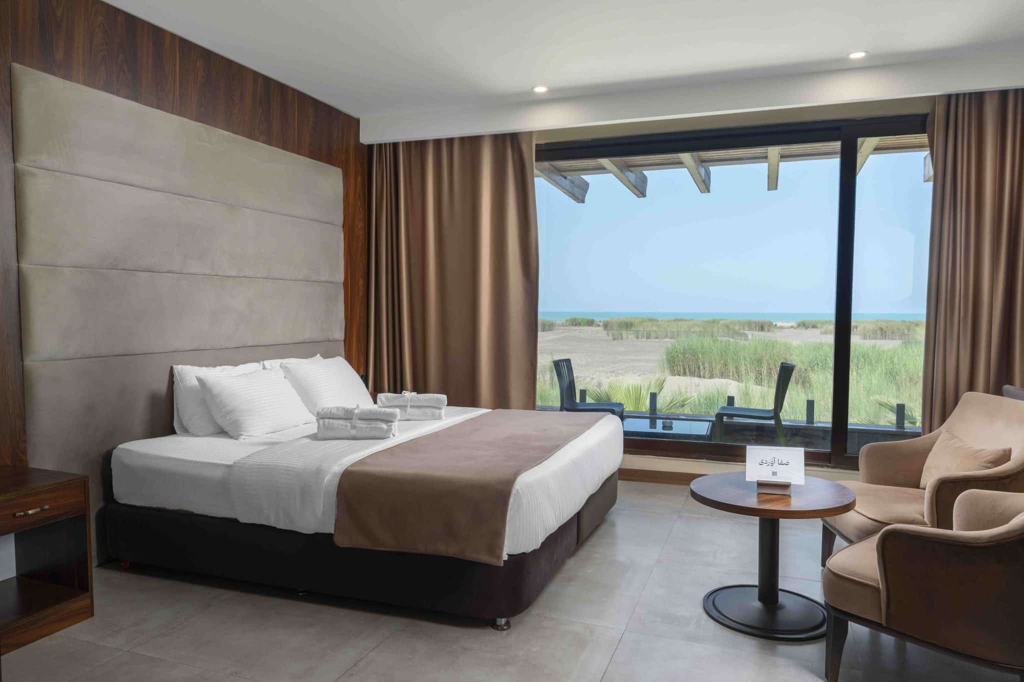After – Hotel room photography with balanced lighting between interior and natural daylight, professional architectural photo by Amir Reza Dehnadi. Hotel Photography Lighting Challenge – عکاسی هتل و کنترل نور در معماری.