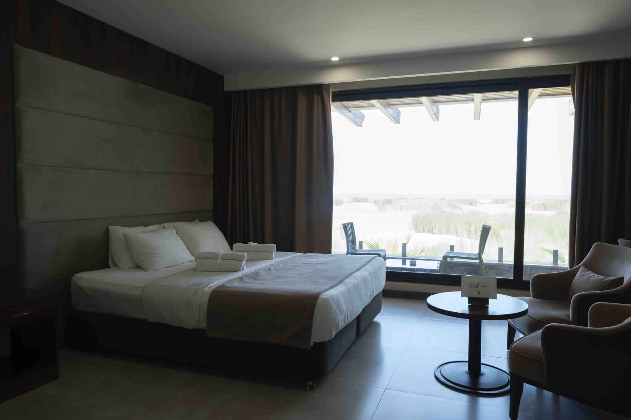 چالش عکاسی هتل – کنترل نور داخل و بیرون در عکاسی معماری 2 Before – Interior hotel room with strong light contrast between inside and outside, unbalanced exposure. Hotel Photography Lighting Challenge – عکاسی هتل و کنترل نور در معماری.